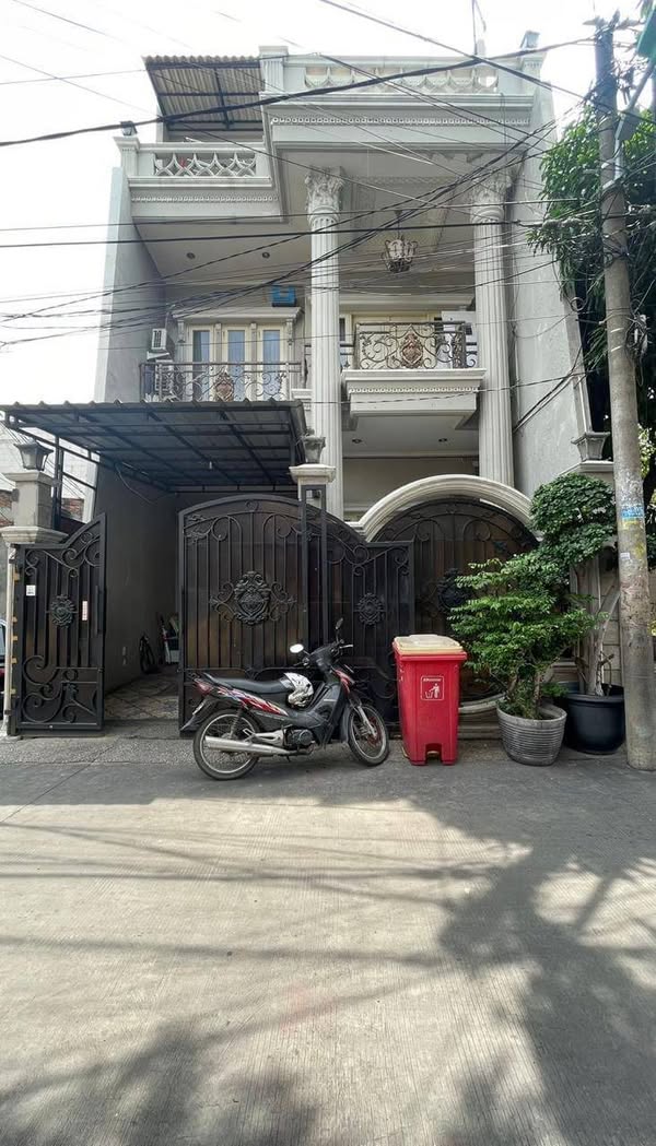 Rumah mewah siap huni plus garasi Papanggo