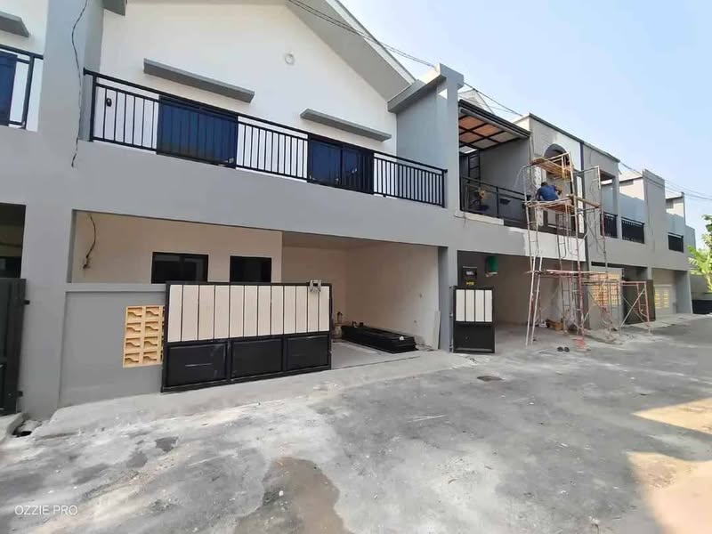 Rumah 2 Lantai Belakang Grand Wisata Bekasi Timur