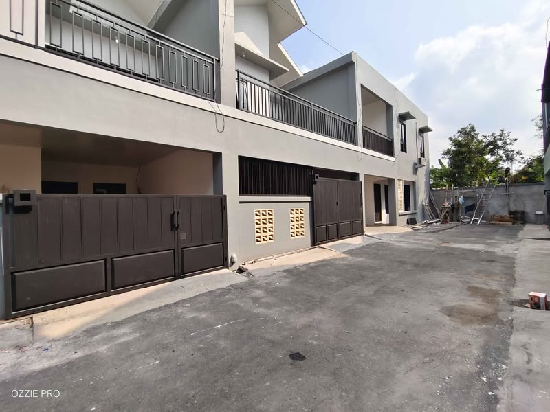 Rumah 1,5 Lantai Konsep Mezzanine Belakang Grand Wisata Bekasi