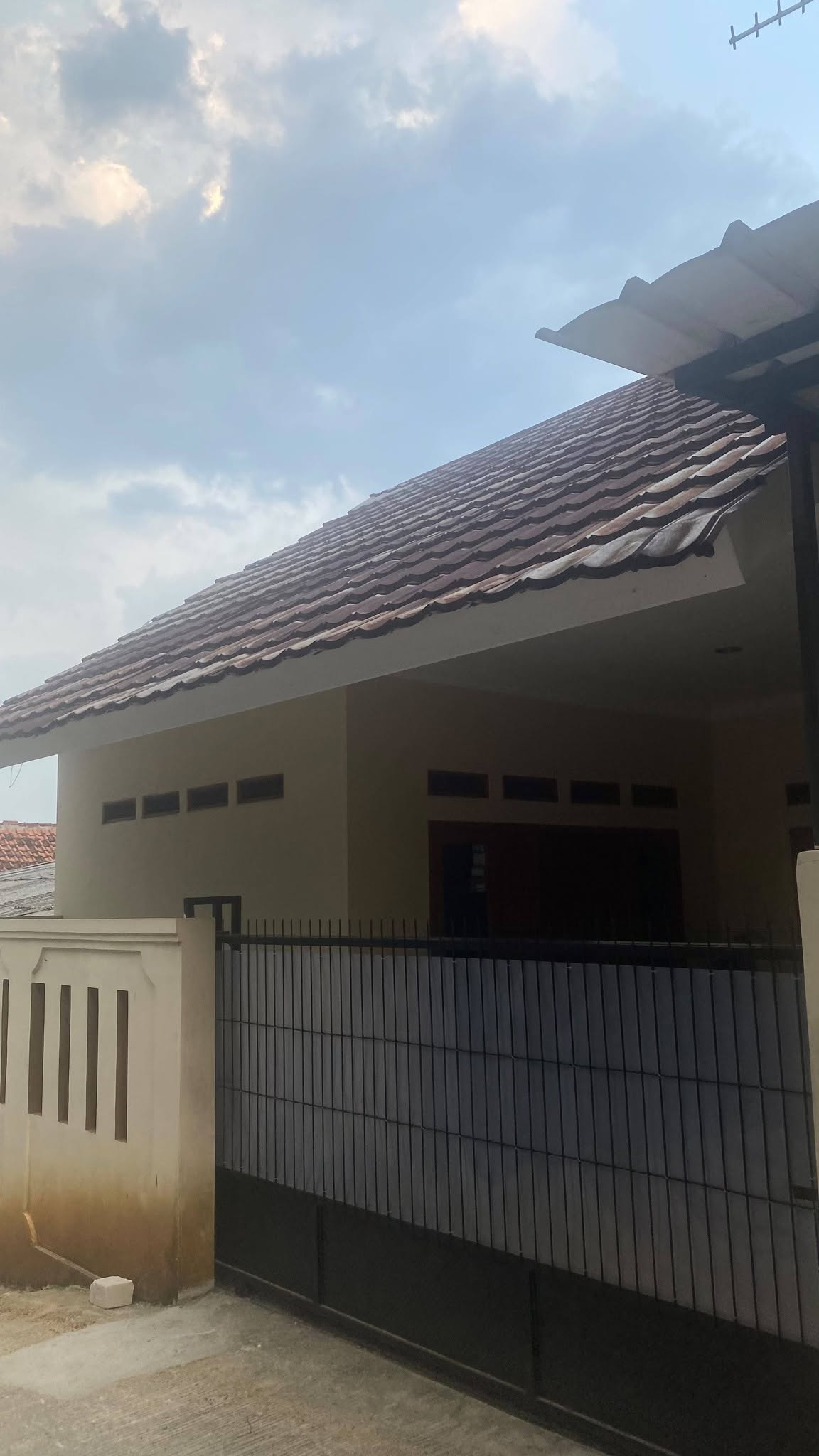 Dikontrakan Rumah Asrama badak putih
