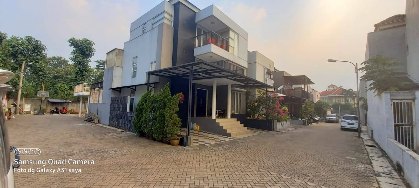 Foto Dijual Rumah - Rumah 3 lantai dekat stasiun lrt cibubur