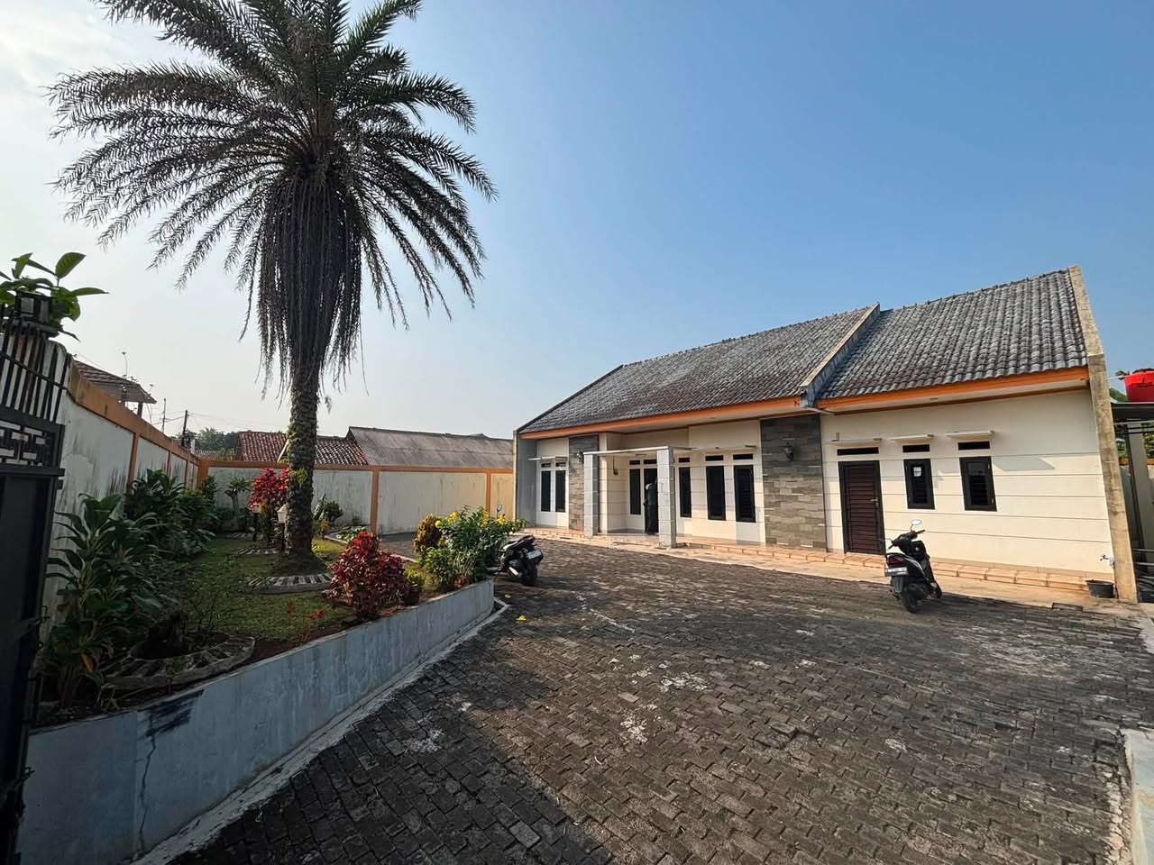 Foto 1 Dijual Rumah di KABUPATEN BOGOR - Di jual tanah berserta bangunan rumah,