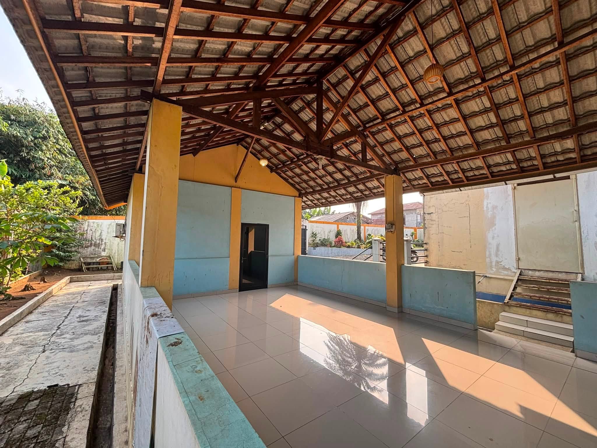 Di jual tanah berserta bangunan rumah,