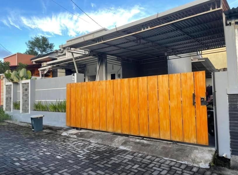 Rumah di Perumahan Poligriya Residence