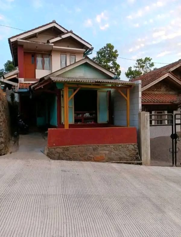 Rumah di pinggir jalan Kabupaten Bandung Selatan