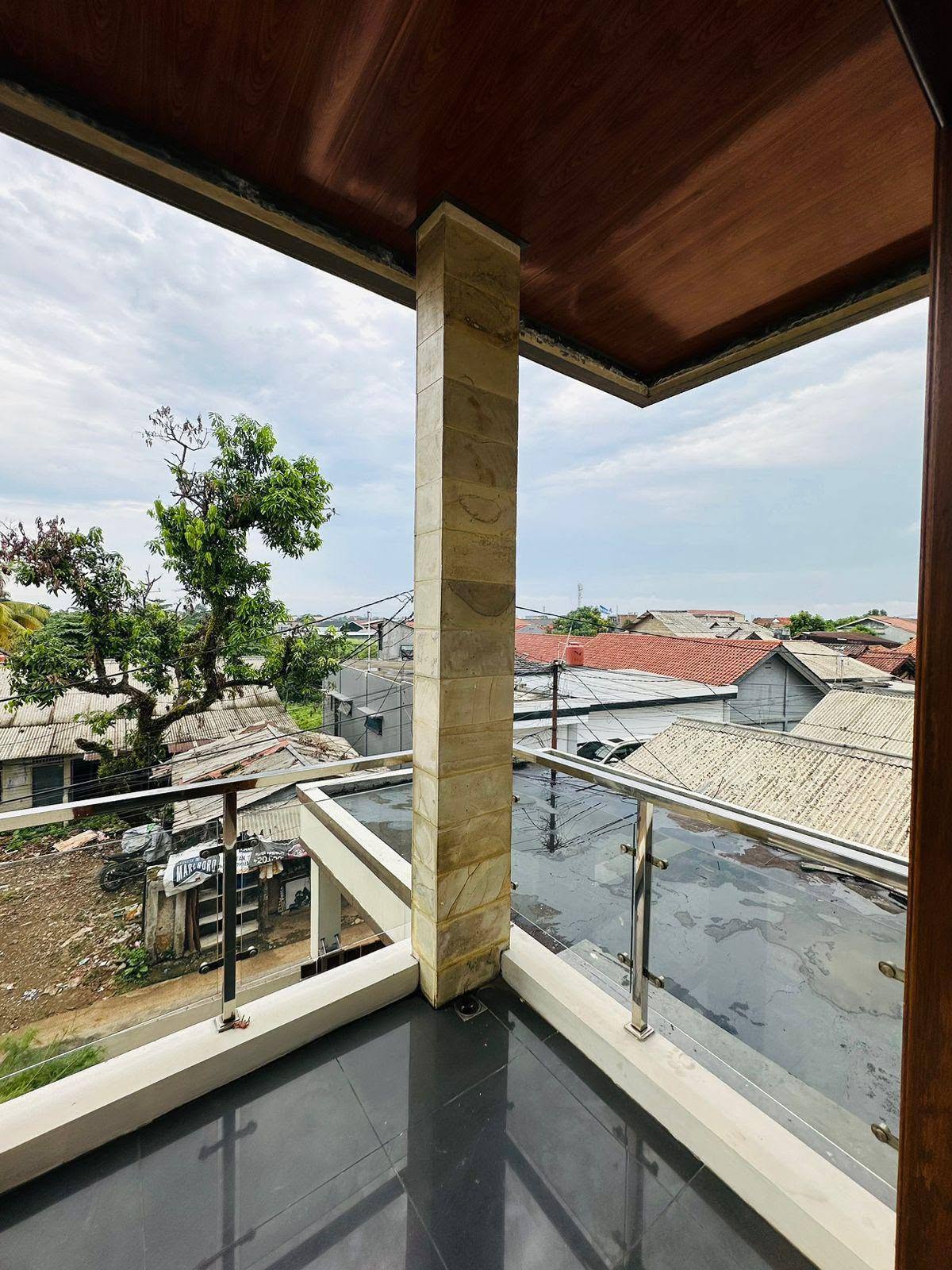 DIJUAL Rumah 3 lantai Surat SHM