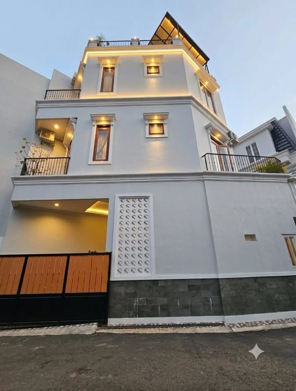 Dijual Rumah Mewah 3,5 Lantai dengan Rooftop di Jakarta