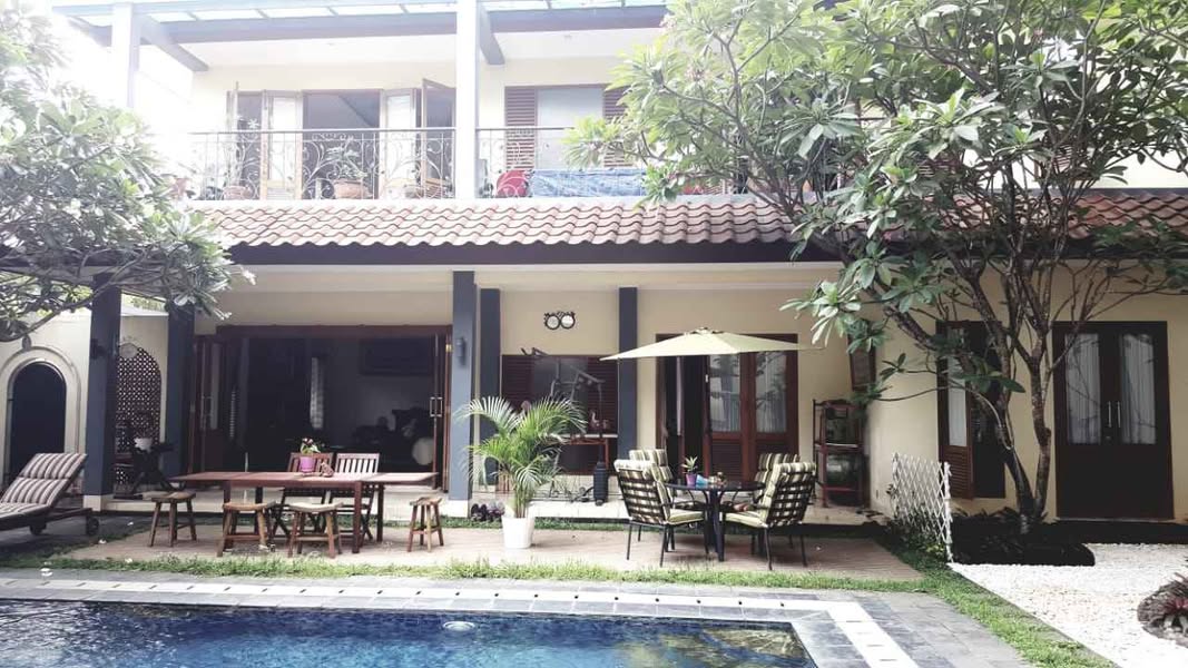 Dijual Rumah Luas Asri Kolam Renang Pribadi di Beji Depok