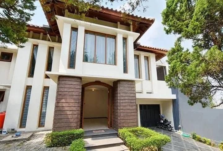 Dijual Rumah Mewah Kokoh 2 Lantai di Setra Duta Bandung