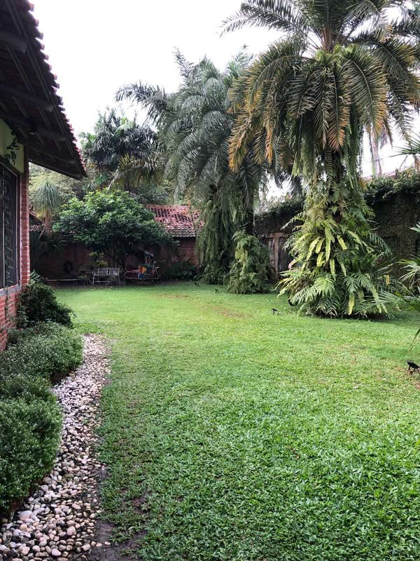 Dijual Jual Rumah Ethnic Fully Furnished Cafe di Cinangka