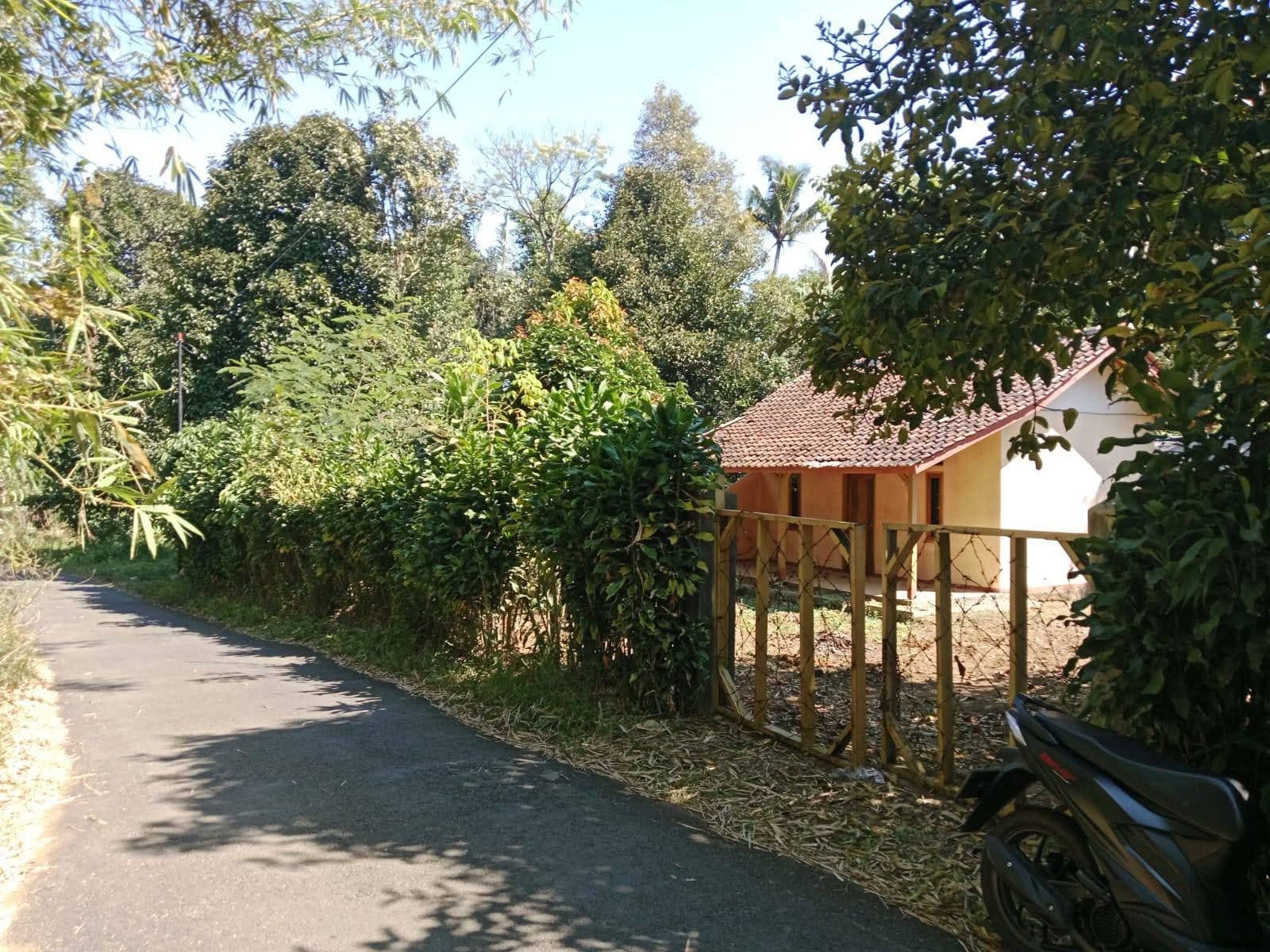 Di jual rumah siap huni pinggir jalan.