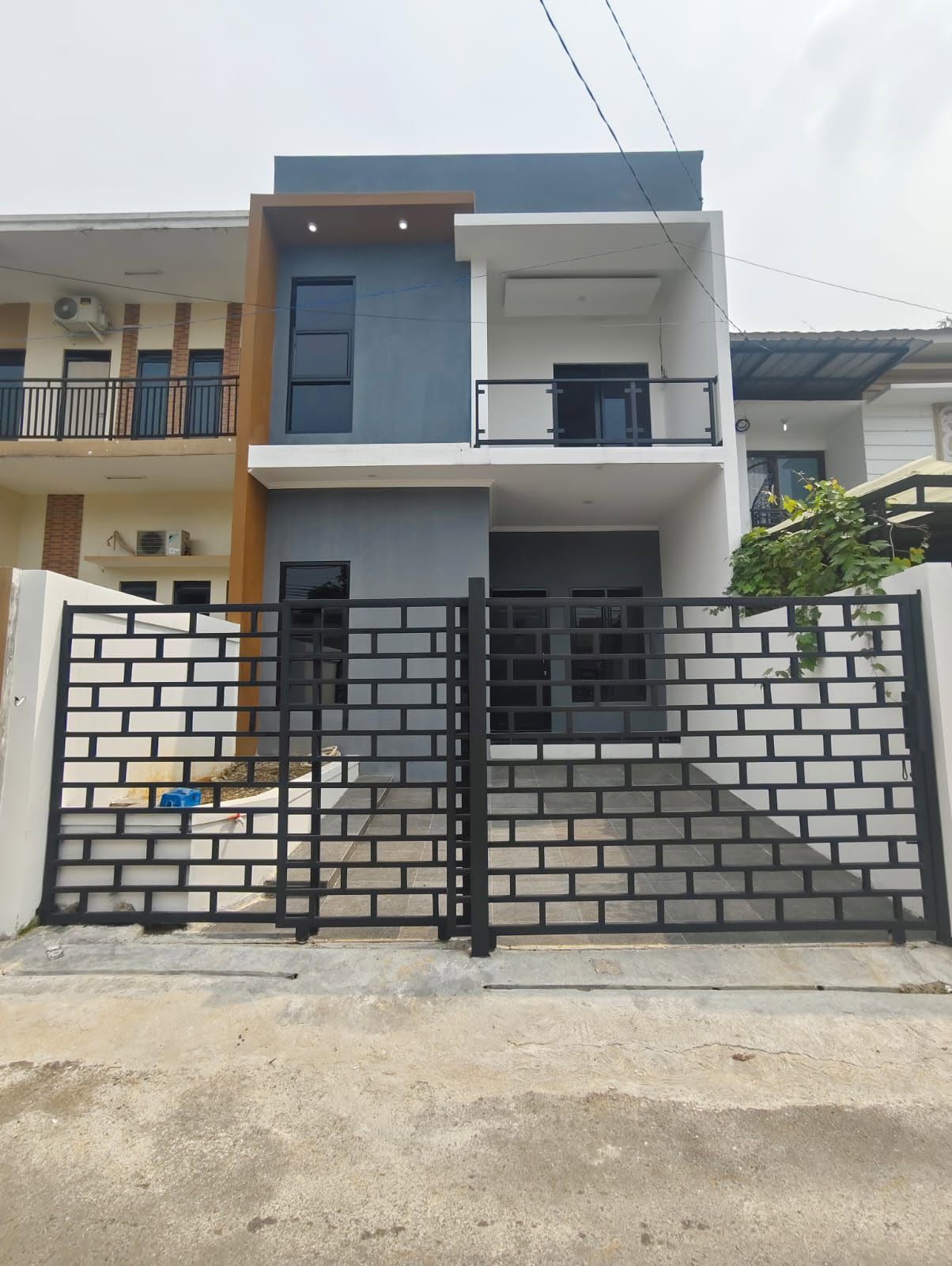 DIJUAL!! rumah 2 lantai Lokasi di Tegal Gundil