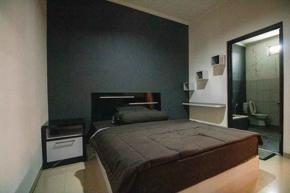 Foto 1 Dijual Rumah di KABUPATEN BANDUNG BARAT - Rumah Siap Huni Dengan Private Pool Indoor Dalam Perumahan
