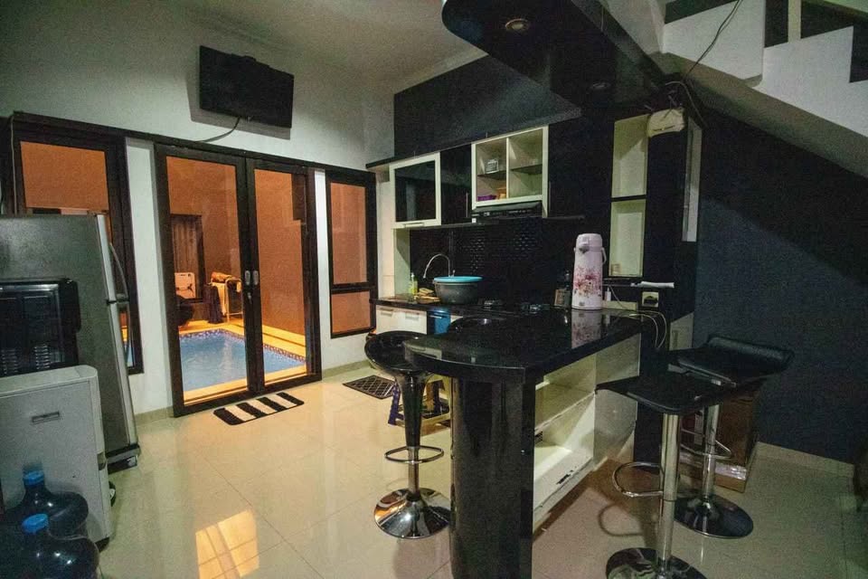 Foto 6 Dijual Rumah di KABUPATEN BANDUNG BARAT - Rumah Siap Huni Dengan Private Pool Indoor Dalam Perumahan