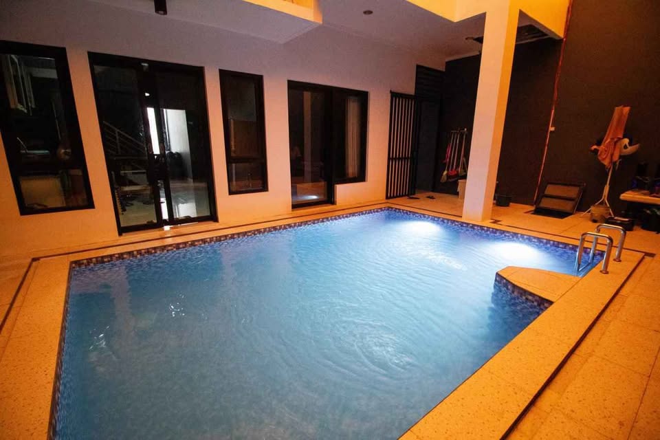 Foto 9 Dijual Rumah di KABUPATEN BANDUNG BARAT - Rumah Siap Huni Dengan Private Pool Indoor Dalam Perumahan