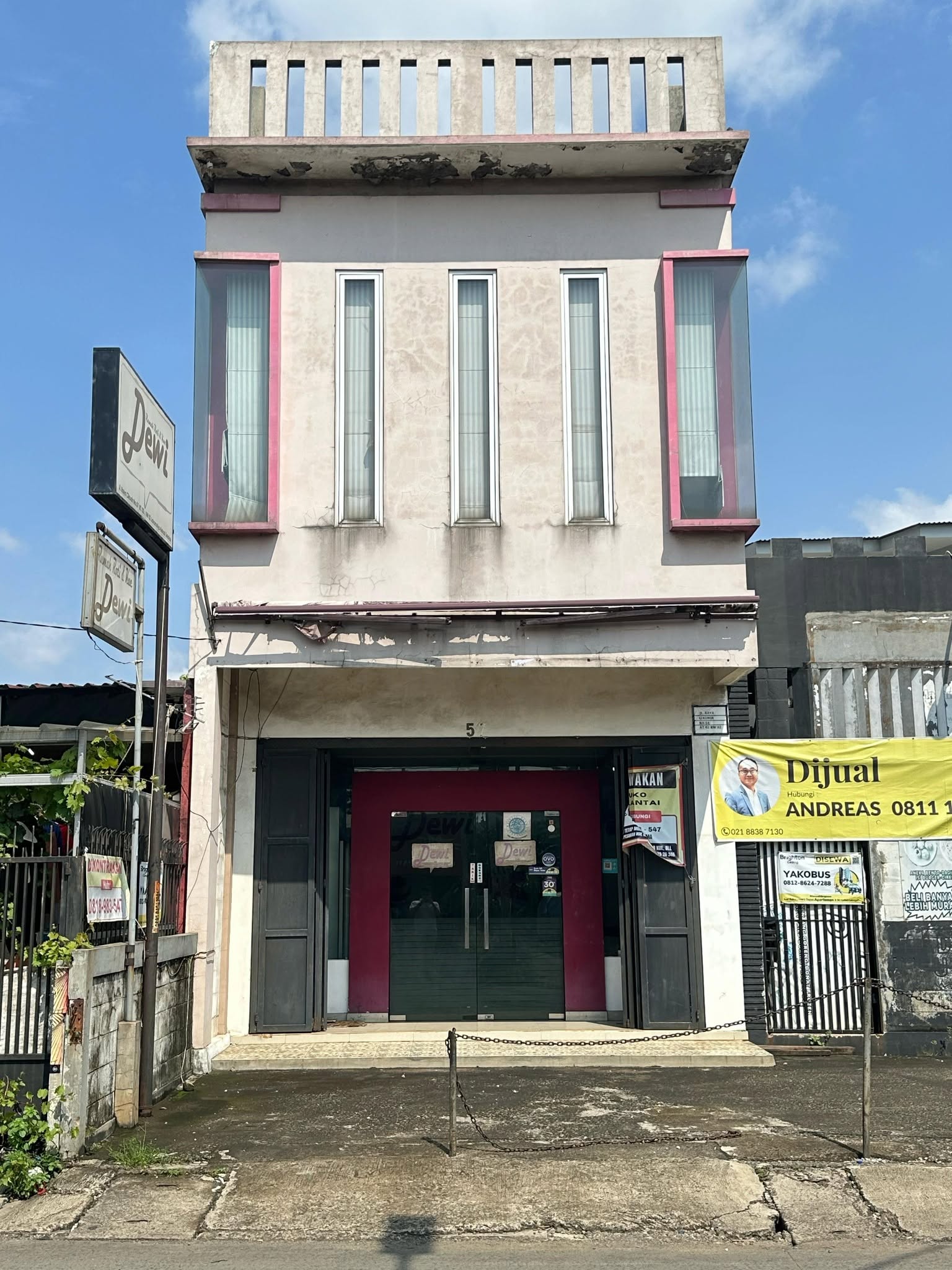 Disewakan / Dijual Ruko 3 Lantai Rooftop Bebas Banjir Jl Raya Cikunir