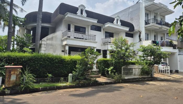 CESSIE RUMAH HOOK 2 LANTAI CLUSTER RIVER PARK TANGERANG SELATAN